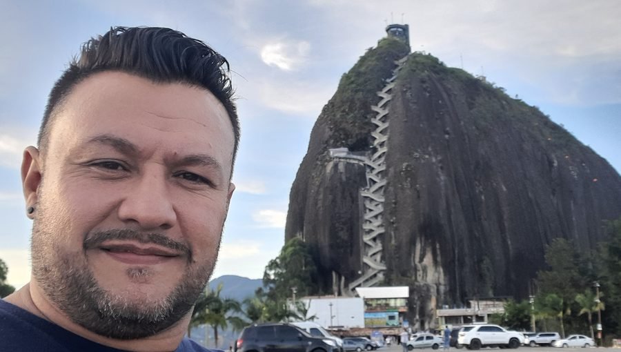 William de Llévame frente a la Piedra del Peñol en Guatapé